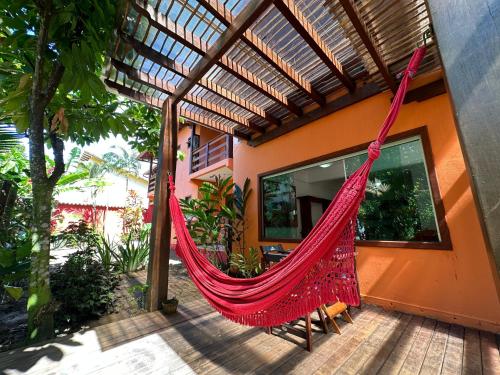 a hammock hanging from the side of a house at Pousada Sunset in Itacaré