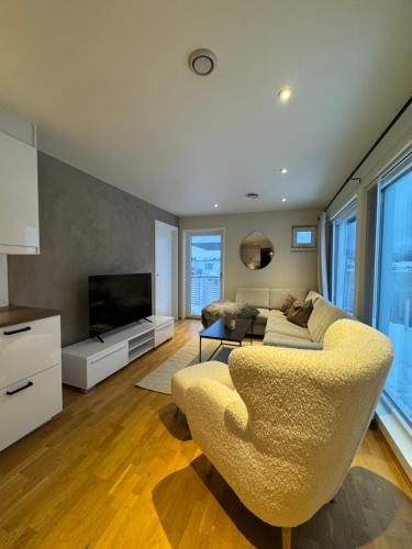 a living room with a couch and a television at Moderne Leilighet i Lofoten in Leknes