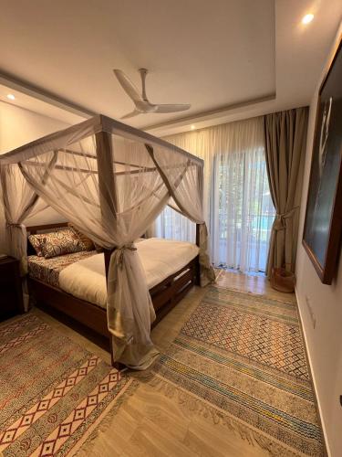 En eller flere senge i et værelse på The SandCastle Diani