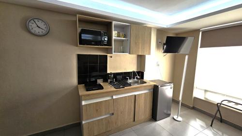 Una cocina o zona de cocina en A08 SUITE WHITE para 1 a 2 personas, Especialistas en CORTAS, MEDIANAS Y LARGAS ESTANCIAS en IZCALLI TEPOTZOTLAN perfecto para Familias, Turistas, Contratistas, Estudiantes, Empresas A sólo 5 min Izcalli 5 min Esmeralda 20 min Satélite 25 min AIFA