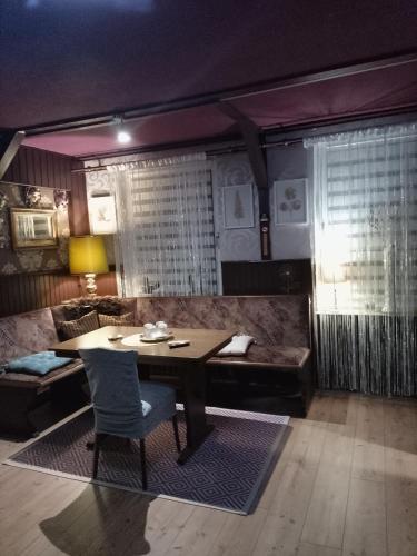 a living room with a table and a couch at Privatzimmer Zur alten Salzstraße in Schnakenbek