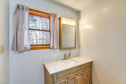 Gambar di galeri bagi Deer River Retreat Cabin Feel with Modern Touches di Sparta
