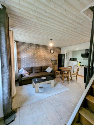 un salon avec un canapé et une table dans l'établissement Au fil de la Cisse, à Molineuf