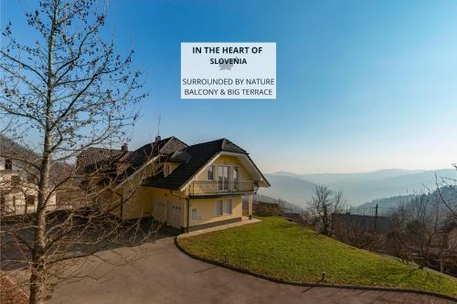 Dol pri LjubljaniにあるApartments Way to Heavenのシーモアの中心にある自然に囲まれた家バインディングビーハウス