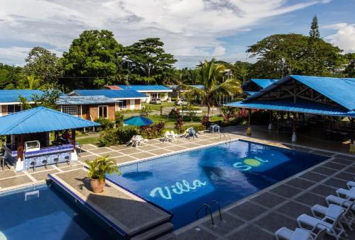 an overhead view of a pool at a resort at Hotel & Resort Villa del Sol in Tumaco