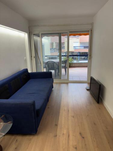 A dos minuts del mar