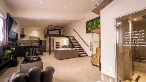 salon z klatką schodową i salonem w obiekcie Mezza 47 spa w mieście Précy-sur-Oise