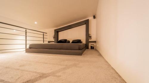 a bedroom with a bed and a wall at Mezza 47 spa in Précy-sur-Oise