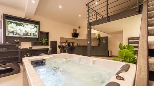jacuzzi w salonie w obiekcie Mezza 47 spa w mieście Précy-sur-Oise