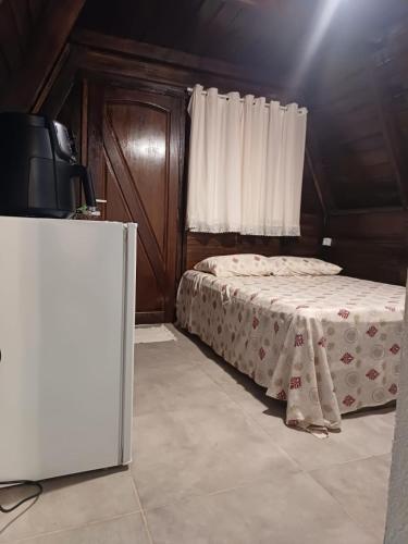 Una cama o camas en una habitación de Chalé Araras