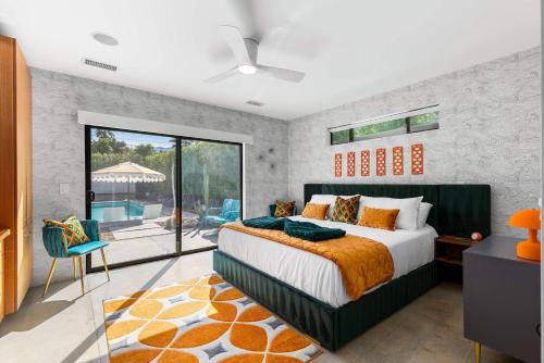 Ένα ή περισσότερα κρεβάτια σε δωμάτιο στο Luxury 4-Bedroom Home with Pool Spa & Stunning Mountain Views