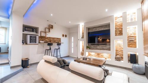 un salon avec un canapé et une table dans l'établissement Wood 47 spa, à Précy-sur-Oise