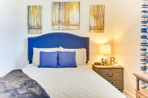 Postel nebo postele na pokoji v ubytování Pool and Lake Access Mariners Landing Resort Studio