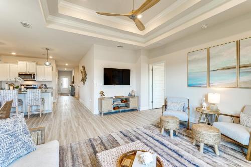 Dapur atau dapur kecil di Walk to the Beach Stylish Home in Port St Joe!