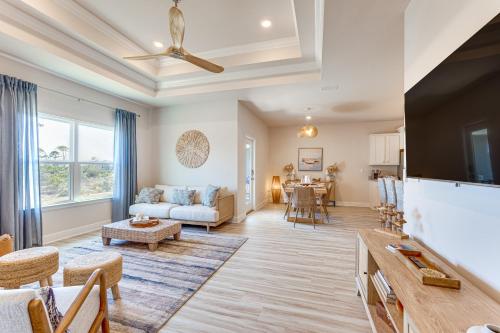 Televisyen dan/atau pusat hiburan di Walk to the Beach Stylish Home in Port St Joe!