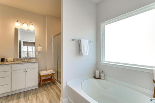 Ένα μπάνιο στο Walk to the Beach Stylish Home in Port St Joe!