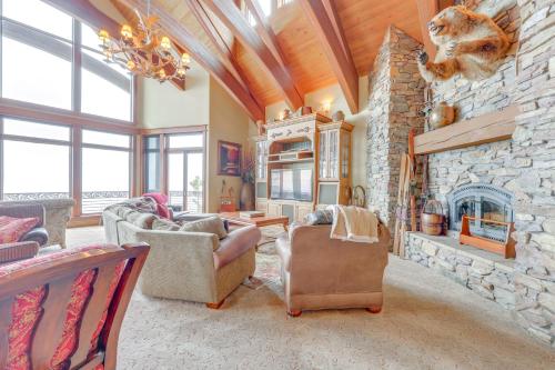 Χώρος καθιστικού στο Hot Tub and Views Luxe Mountain Escape in Yucaipa