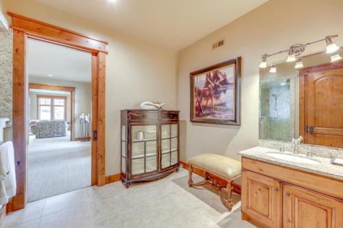 Ένα μπάνιο στο Hot Tub and Views Luxe Mountain Escape in Yucaipa