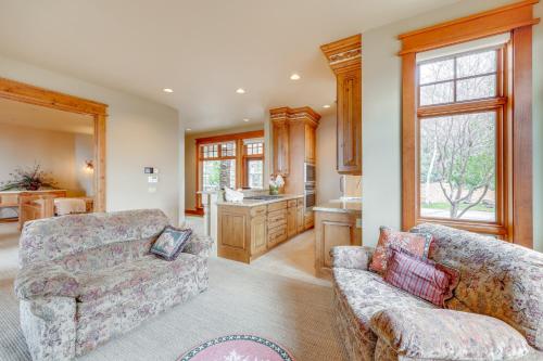 Η κουζίνα ή μικρή κουζίνα στο Hot Tub and Views Luxe Mountain Escape in Yucaipa