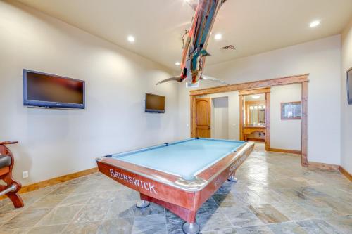 Μια τηλεόραση ή/και κέντρο ψυχαγωγίας στο Hot Tub and Views Luxe Mountain Escape in Yucaipa