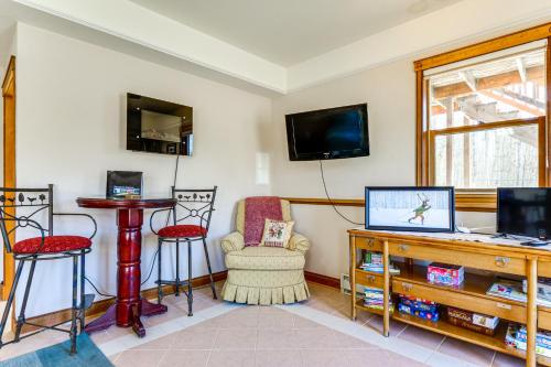 TV a/nebo společenská místnost v ubytování Mtn-View Getaway with On-Site Trails in Fairplay!