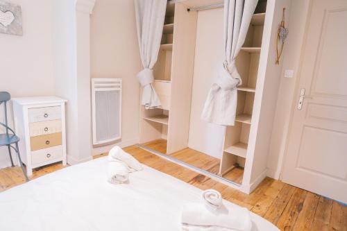 une chambre avec un lit blanc et un placard dans l'établissement Magnifique T4- toit terrasse-Cosy-Centre ville-AA, à Carcassonne