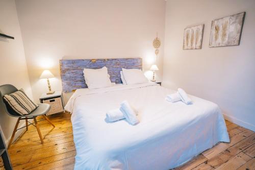 une chambre avec un lit avec deux serviettes dessus dans l'établissement Magnifique T4- toit terrasse-Cosy-Centre ville-AA, à Carcassonne