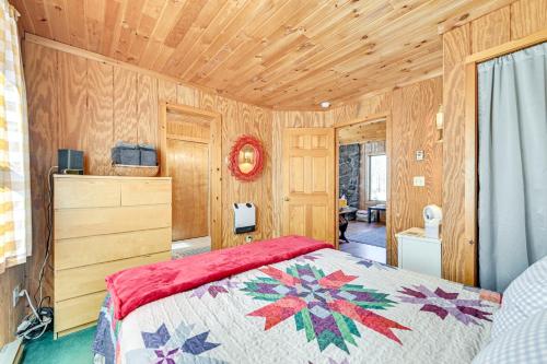 une chambre avec un lit et un plafond en bois dans l'établissement 3 Mi to Catskill Trail Stamford Cottage with Views, à Stamford