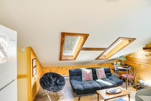Χώρος καθιστικού στο 3 Mi to Hiking Cozy Mt Tremper Apt