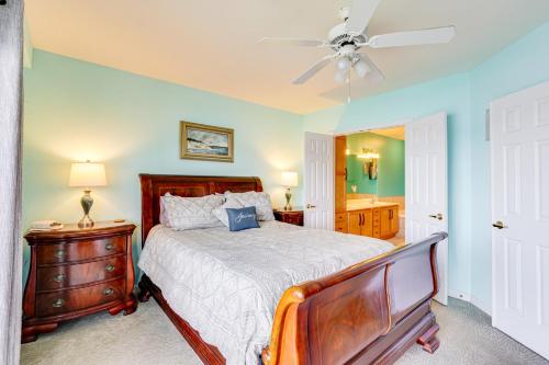 Postel nebo postele na pokoji v ubytování 5th-Floor Lakefront Condo Elevator and Pool Access!