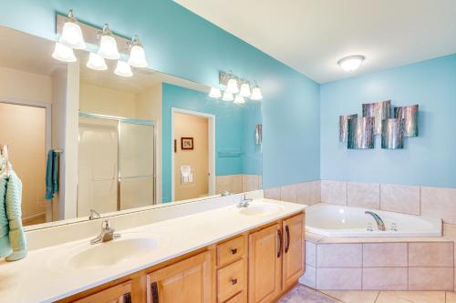 Koupelna v ubytování 5th-Floor Lakefront Condo Elevator and Pool Access!