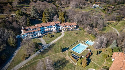 an aerial view of a house with a swimming pool at A Ca' di Chiara e Fabio - Panoramica Lago Maggiore in Lesa