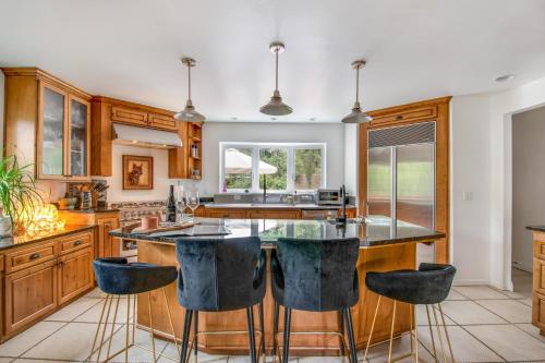 Fotografie z fotogalerie ubytování Walk to Lake Arrowhead Peaceful Mountain Retreat! v destinaci Lake Arrowhead