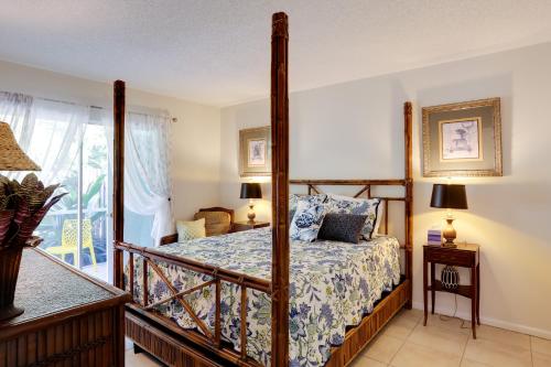 Katil atau katil-katil dalam bilik di 2 Mi to Hobe Sound Beach Townhome with Lanai