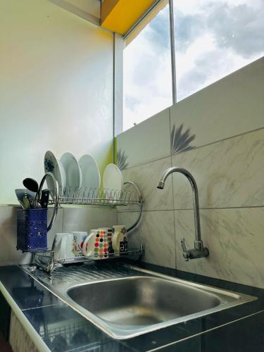 a kitchen counter with a sink and a window at Departamento con baño privado in Ayacucho