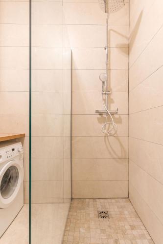 La salle de bains est pourvue d'une cabine de douche et d'un lave-linge. dans l'établissement T3 proche cardeurs clim centre ville, à Aix-en-Provence