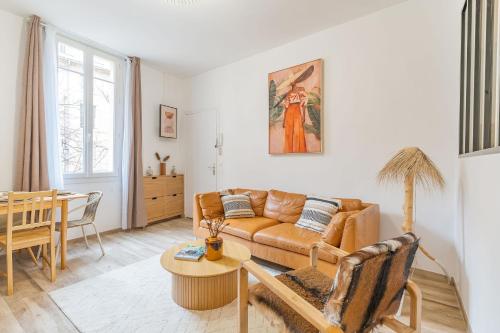 un salon avec un canapé et une table dans l'établissement T3 proche cardeurs clim centre ville, à Aix-en-Provence