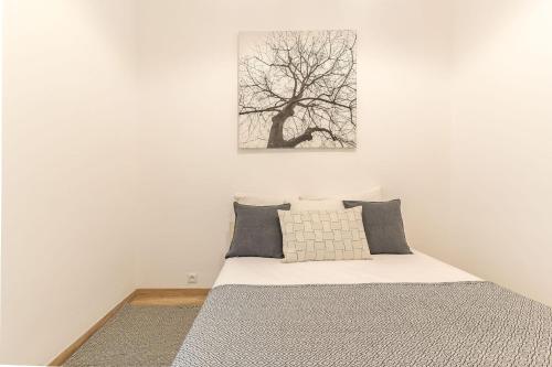 - une chambre avec un lit et un arbre sur le mur dans l'établissement T3 proche cardeurs clim centre ville, à Aix-en-Provence
