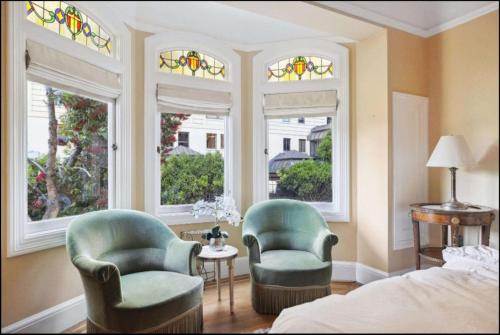 Χώρος καθιστικού στο Nob Hill Charm