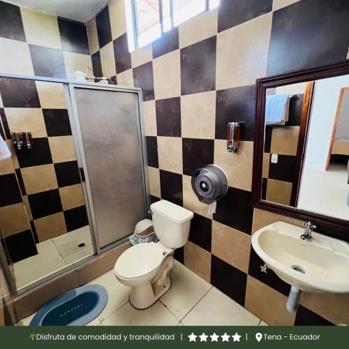 a bathroom with a toilet and a shower and a sink at RinaKawsay - ViveViajando Apartamento amoblado en Tena in Tena