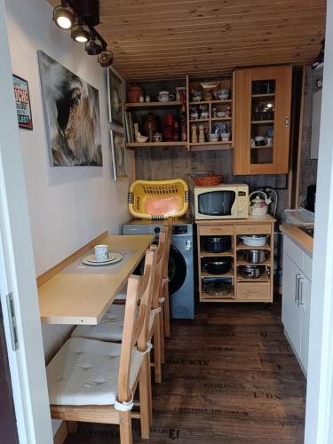a small kitchen with a table and a microwave at Privatzimmer Zur alten Salzstraße in Schnakenbek