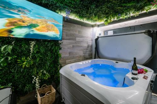 Imagine din galeria proprietății Rockside - Luxury 1 bedroom home with hot tub, central location, parking and pet friendly în Windermere
