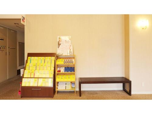 郡山市にあるSmile Hotel koriyama - Vacation STAY 61210vの棚とベンチ付きの部屋