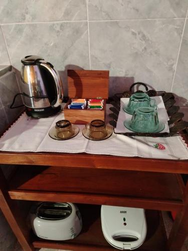 a table with a tea pot and a blender at Cabañas Posta Valentin in Puerto Iguazú