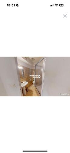 une salle de bain avec un lavabo et des toilettes dans une chambre dans l'établissement Studio plougonvelin, à Plougonvelin