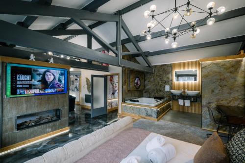 Una sala de estar con un sofá y una chimenea. en Architect's Loft, en Windermere