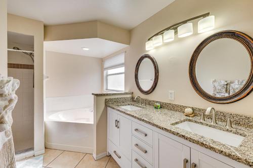 O baie la Private Pool and Spa Airy Gem with Yard in Cape Coral
