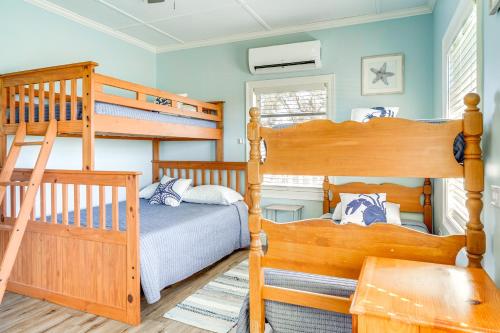 Un dormitorio con dos literas y una escalera. en 1 Mi to Cypremort Point Waterfront Gem with Dock!, en Franklin