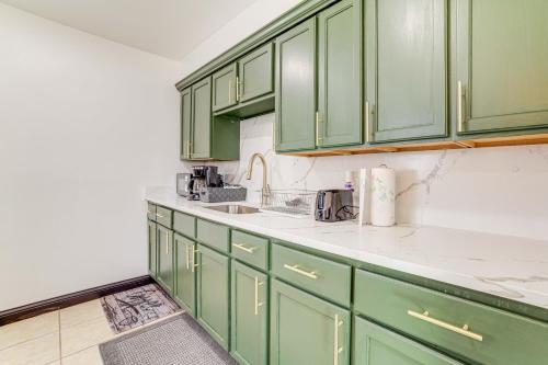 Cuisine ou kitchenette dans l'établissement 3 Mi to Hard Rock Casino Charming Home in Gary!