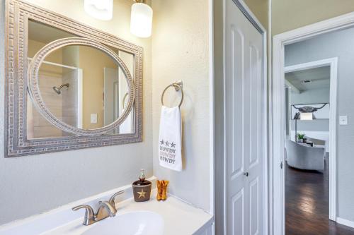 Ένα μπάνιο στο 5 Mi to Belton Lake Home with Large Yard!